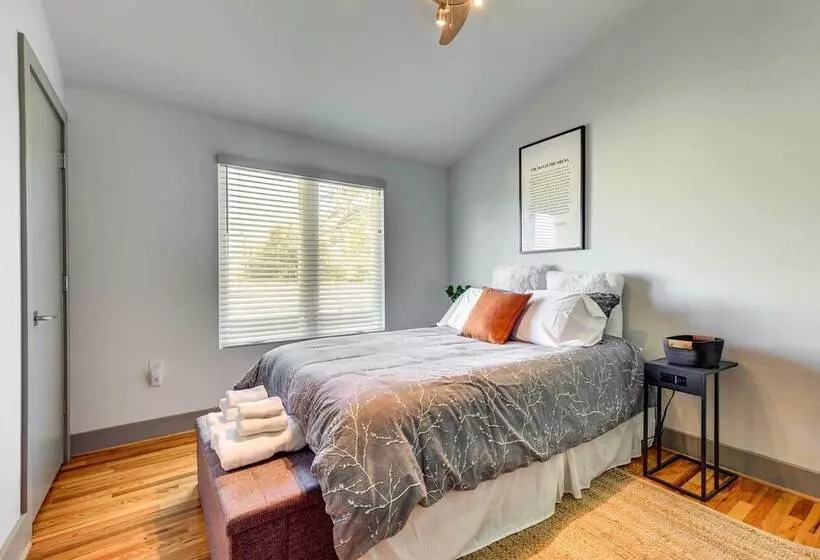 Modern Home With Yard 3 Mi To Uptown Charlotte!