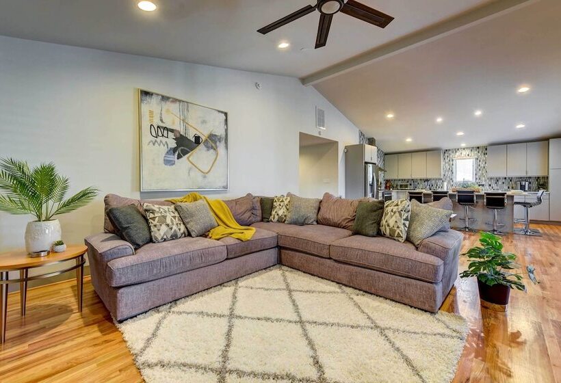 Modern Home With Yard 3 Mi To Uptown Charlotte!