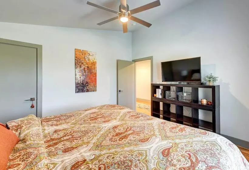 Modern Home With Yard 3 Mi To Uptown Charlotte!