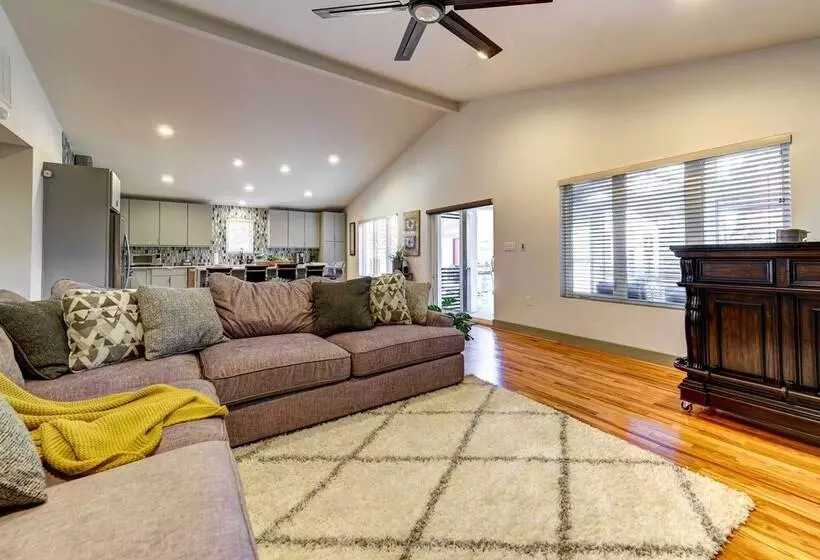 Modern Home With Yard 3 Mi To Uptown Charlotte!