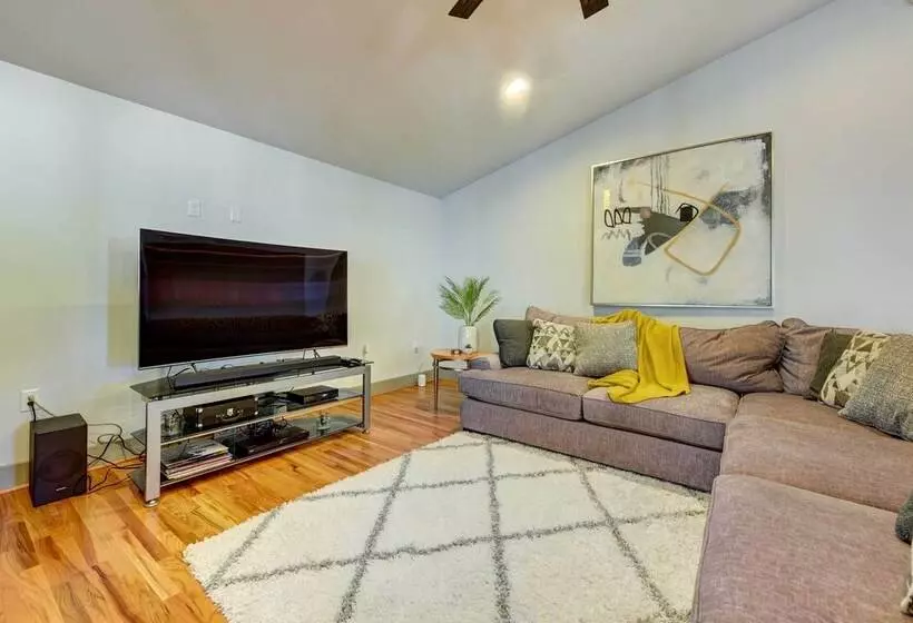 Modern Home With Yard 3 Mi To Uptown Charlotte!