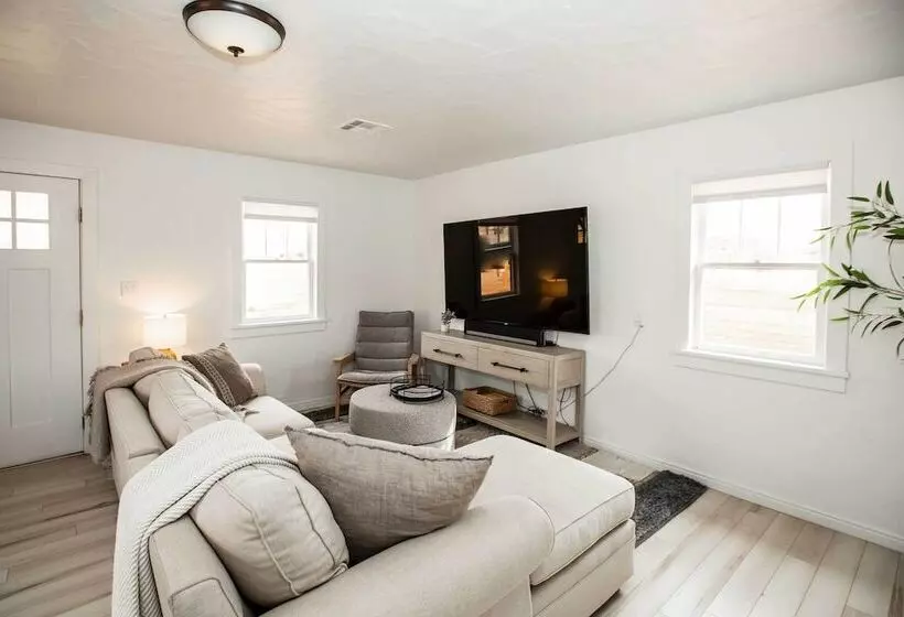 Modern Kanab Cottage W/ View < 1 Mi To Hiking!