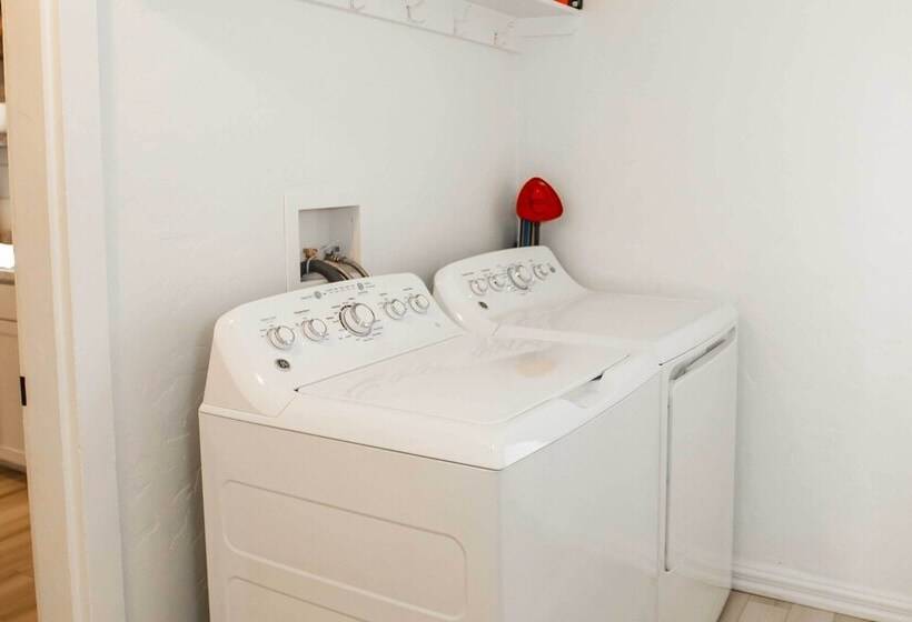 Modern Kanab Cottage W/ View < 1 Mi To Hiking!