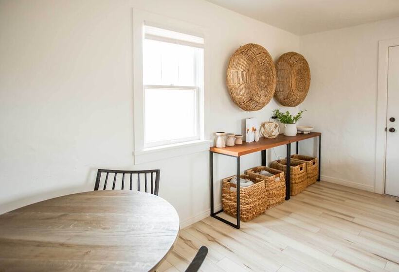 Modern Kanab Cottage W/ View < 1 Mi To Hiking!