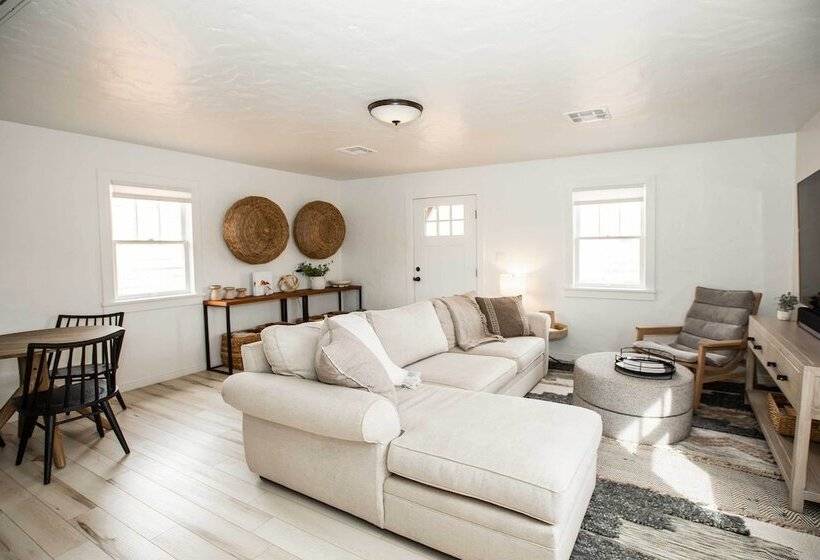 Modern Kanab Cottage W/ View < 1 Mi To Hiking!