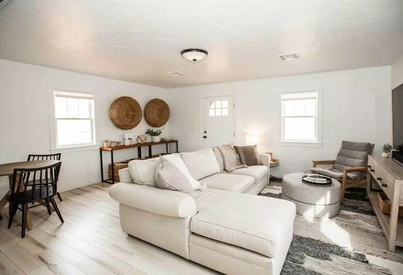 Modern Kanab Cottage W/ View < 1 Mi To Hiking!