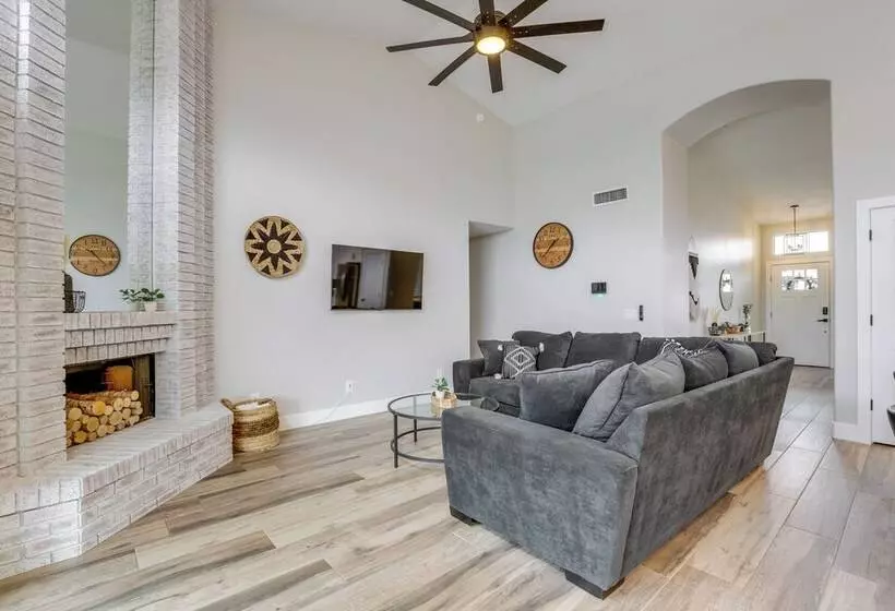 Central Peoria Home W/ Heated Pool ~ 2 Mi To Dtwn!