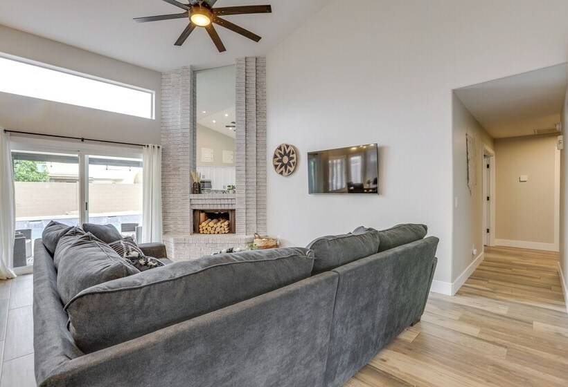 Central Peoria Home W/ Heated Pool ~ 2 Mi To Dtwn!