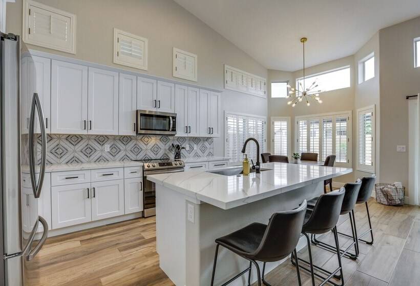 Central Peoria Home W/ Heated Pool ~ 2 Mi To Dtwn!