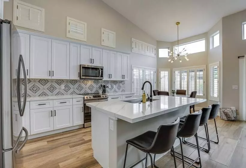 Central Peoria Home W/ Heated Pool ~ 2 Mi To Dtwn!