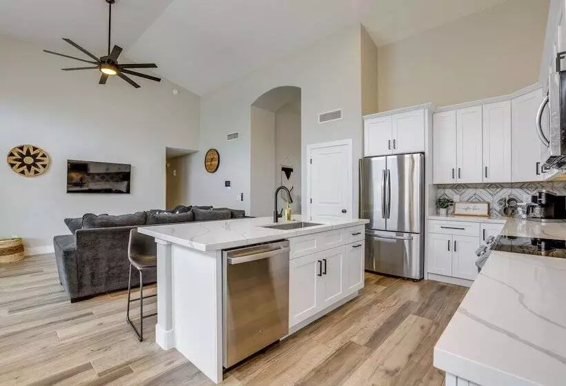 Central Peoria Home W/ Heated Pool ~ 2 Mi To Dtwn!