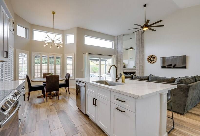 Central Peoria Home W/ Heated Pool ~ 2 Mi To Dtwn!