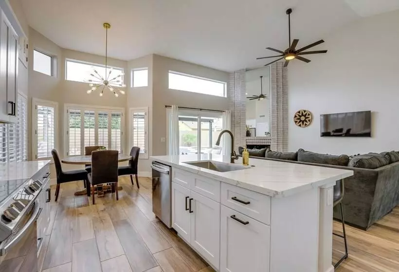 Central Peoria Home W/ Heated Pool ~ 2 Mi To Dtwn!