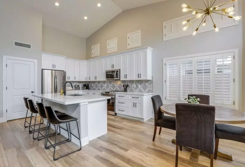 Central Peoria Home W/ Heated Pool ~ 2 Mi To Dtwn!