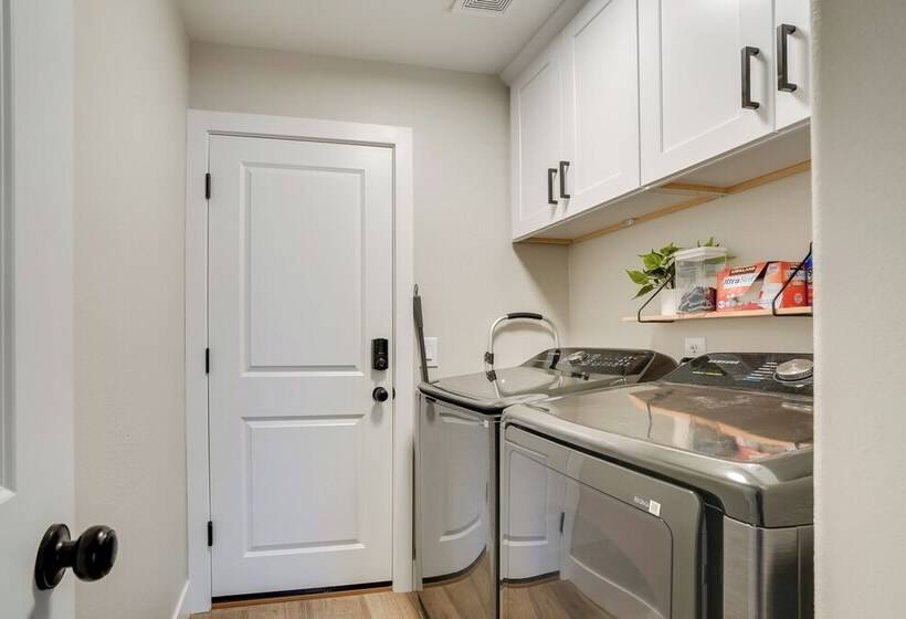 Central Peoria Home W/ Heated Pool ~ 2 Mi To Dtwn!