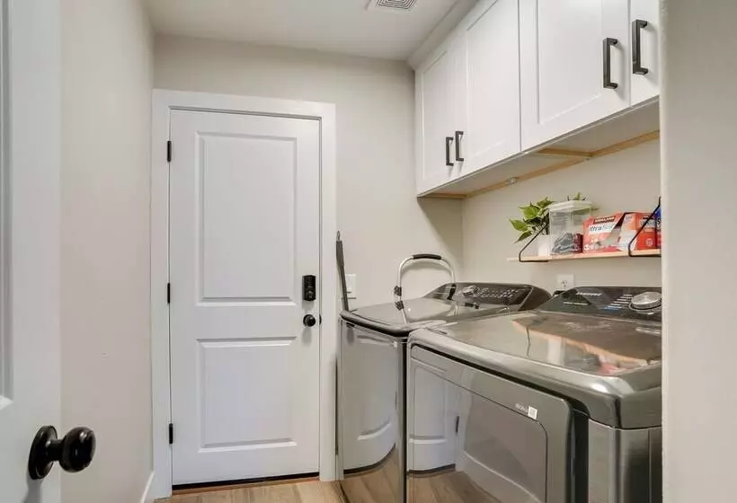 Central Peoria Home W/ Heated Pool ~ 2 Mi To Dtwn!