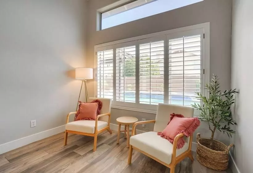 Central Peoria Home W/ Heated Pool ~ 2 Mi To Dtwn!