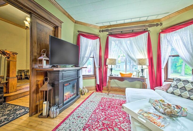 Pet Friendly Osseo Home W/ Fire Pit & Yard!