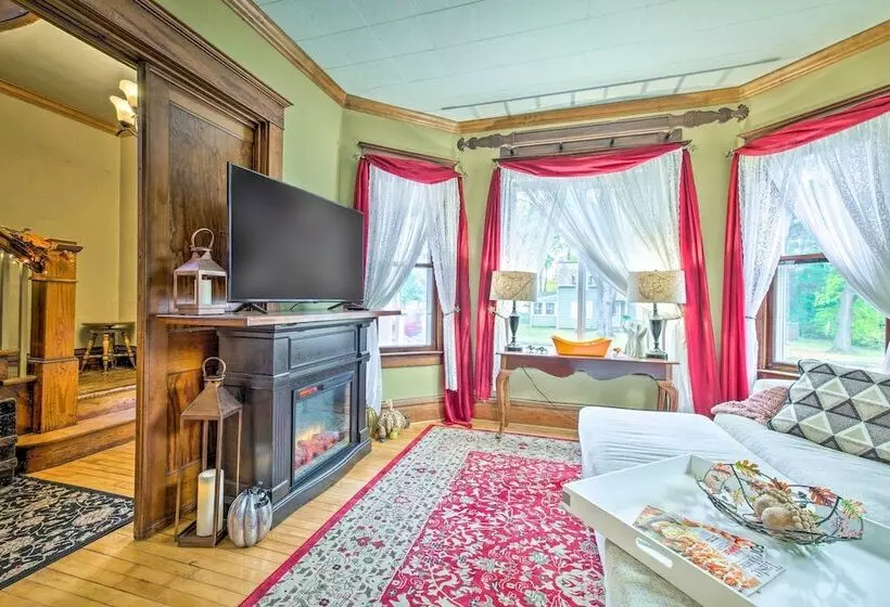 Pet Friendly Osseo Home W/ Fire Pit & Yard!