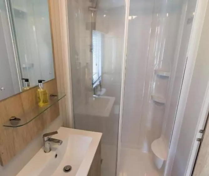 Rosedale Lakeside Lodge