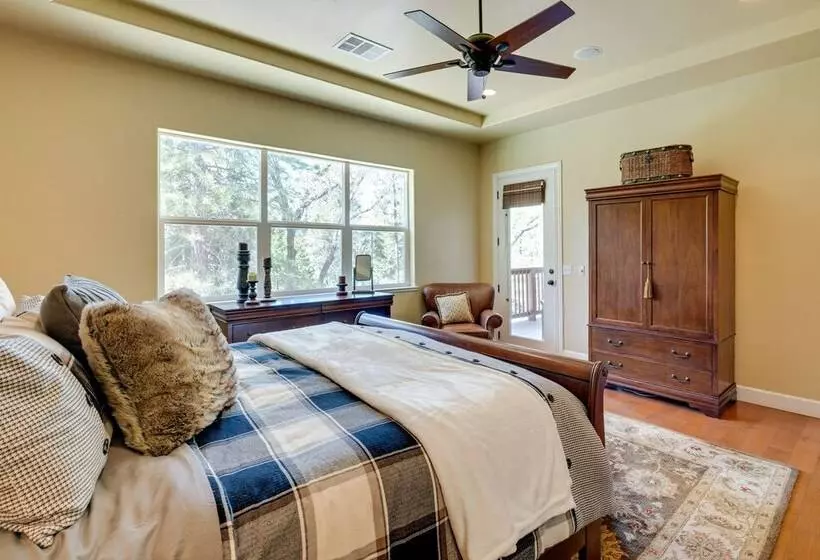 Furnished Decks & Grill: Peaceful Pioneer Home!