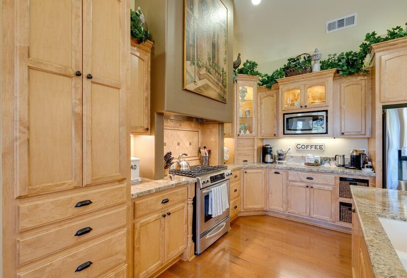 Furnished Decks & Grill: Peaceful Pioneer Home!