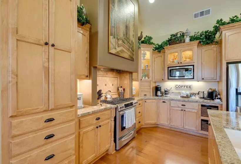 Furnished Decks & Grill: Peaceful Pioneer Home!