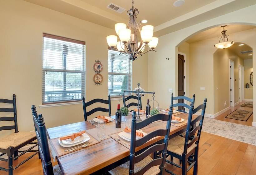 Furnished Decks & Grill: Peaceful Pioneer Home!
