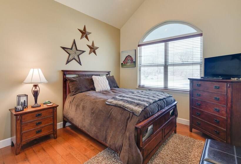 Furnished Decks & Grill: Peaceful Pioneer Home!