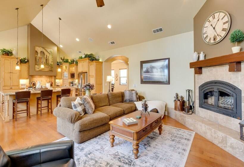 Furnished Decks & Grill: Peaceful Pioneer Home!