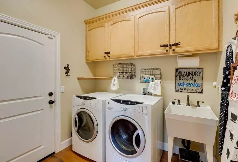 Furnished Decks & Grill: Peaceful Pioneer Home!