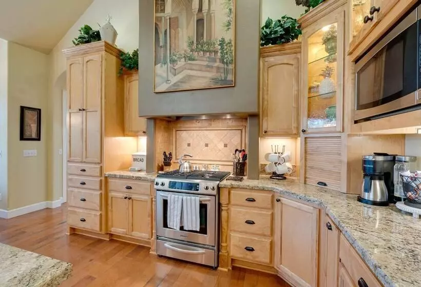 Furnished Decks & Grill: Peaceful Pioneer Home!