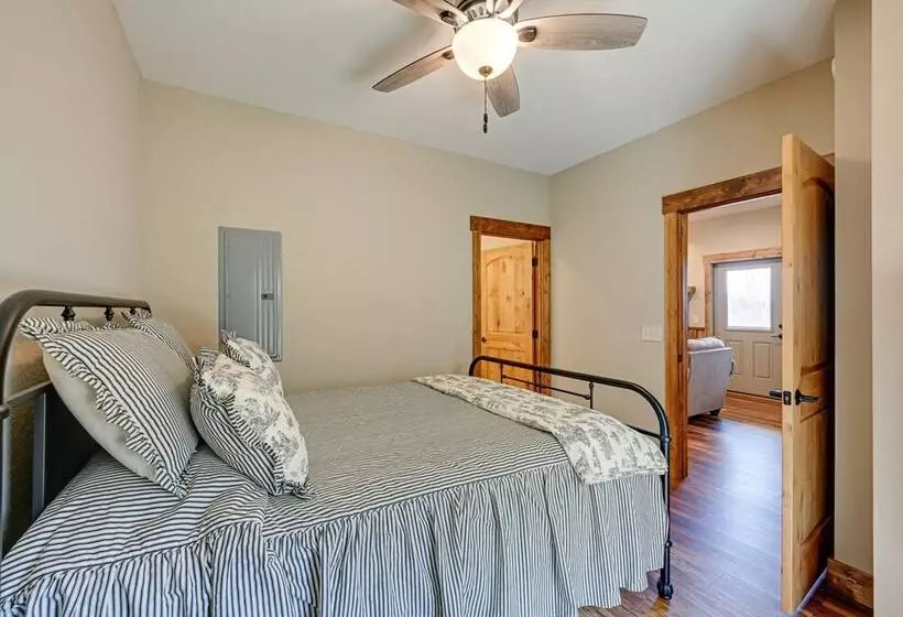 Smoky Mountain Cabin Rental: Game Room, Fire Pit!