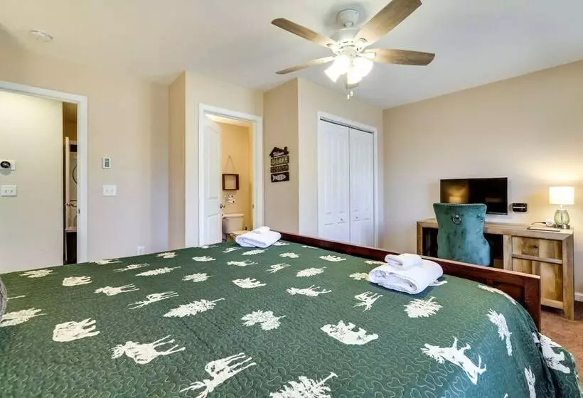 Spacious Albrightsville Home W/ Private Hot Tub!