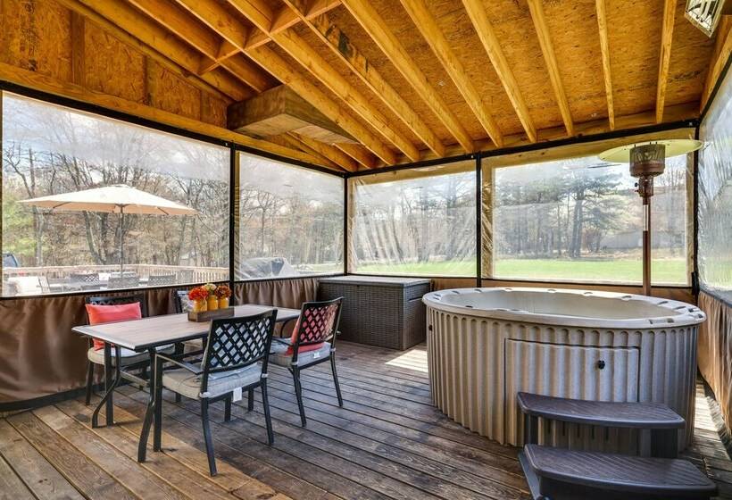 Spacious Albrightsville Home W/ Private Hot Tub!