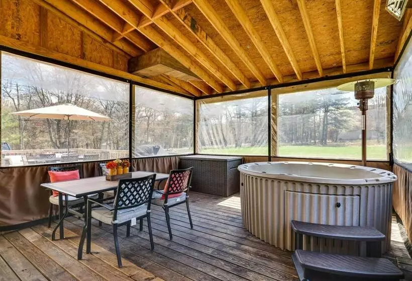 Spacious Albrightsville Home W/ Private Hot Tub!