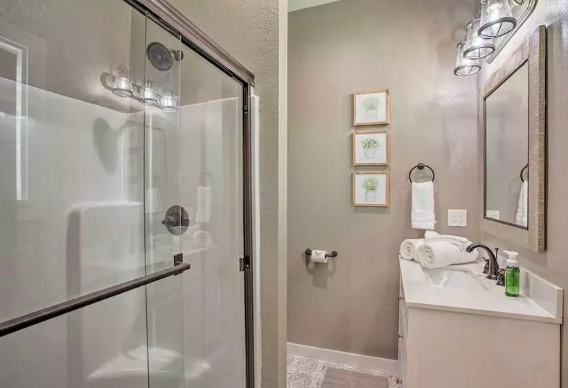 The Copper Roost : Lake Texoma Escape W/ Hot Tub