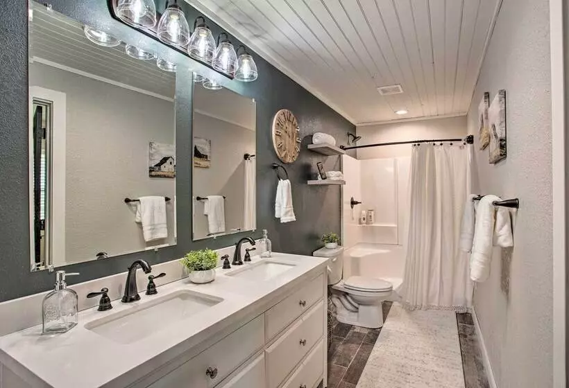The Copper Roost : Lake Texoma Escape W/ Hot Tub