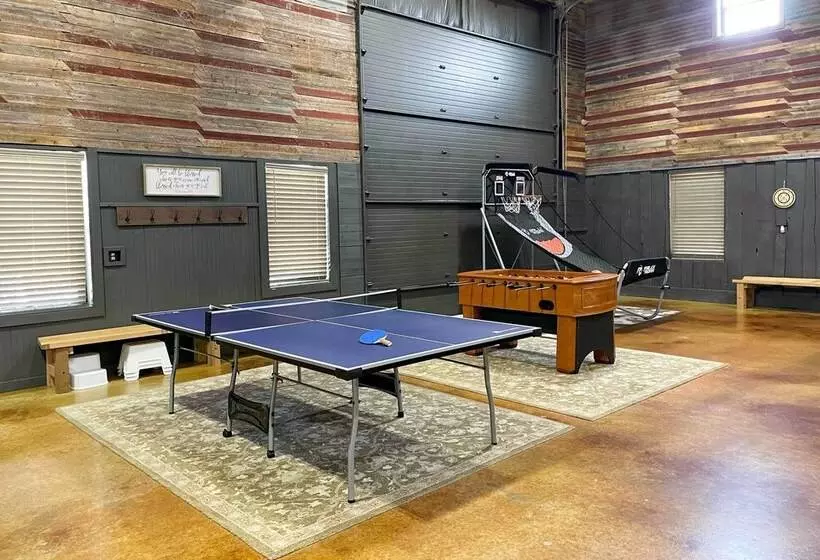 The Copper Roost : Lake Texoma Escape W/ Hot Tub