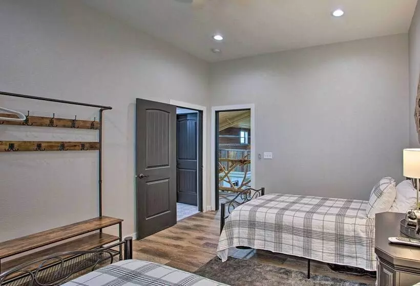 The Copper Roost : Lake Texoma Escape W/ Hot Tub