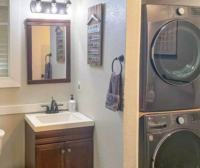 The Copper Roost : Lake Texoma Escape W/ Hot Tub