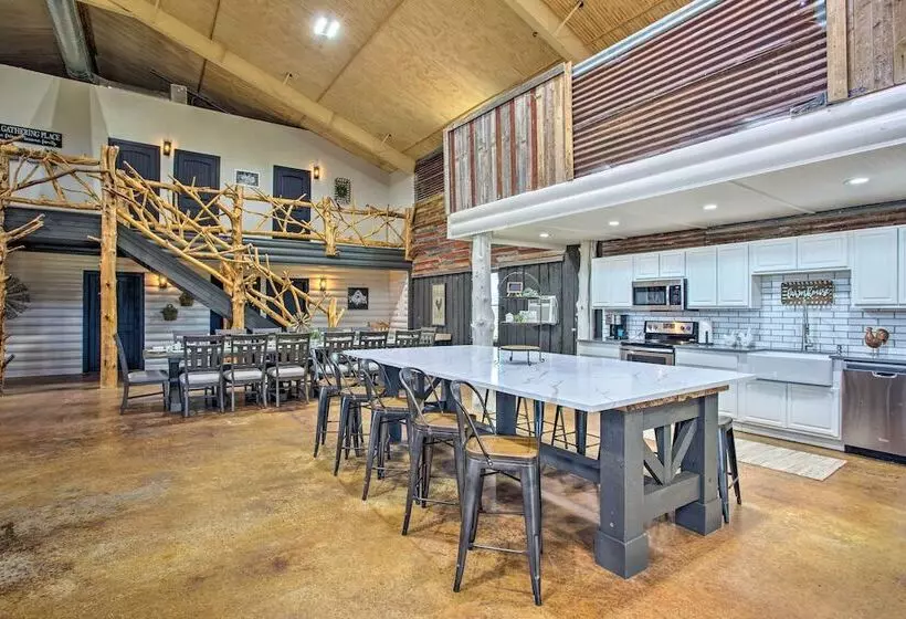 The Copper Roost : Lake Texoma Escape W/ Hot Tub