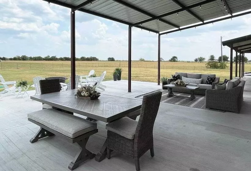 The Copper Roost : Lake Texoma Escape W/ Hot Tub