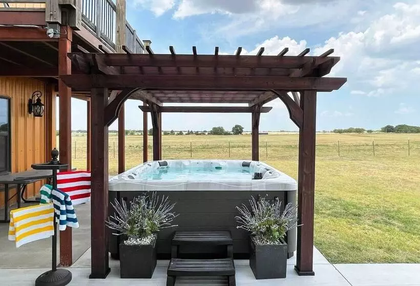 The Copper Roost : Lake Texoma Escape W/ Hot Tub