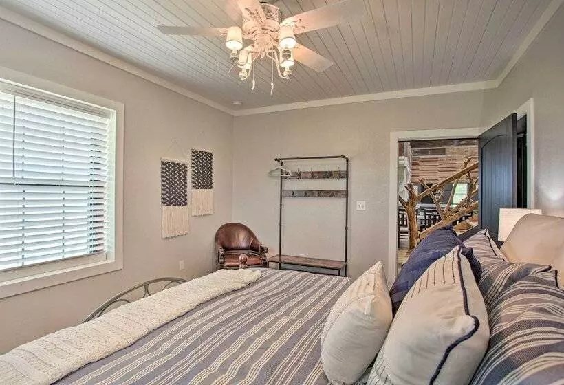 The Copper Roost : Lake Texoma Escape W/ Hot Tub