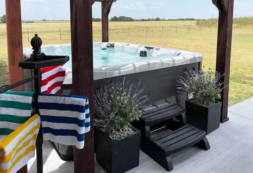 The Copper Roost : Lake Texoma Escape W/ Hot Tub