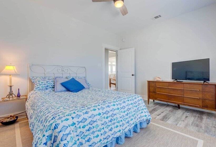 Bayfront Dauphin Island Home W/ Beach Access!