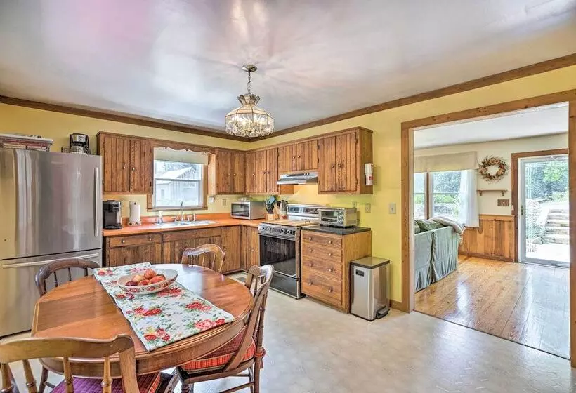 Charming Cottage < 10 Mi To Wineries & Skiing!