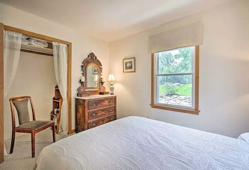 Charming Cottage < 10 Mi To Wineries & Skiing!