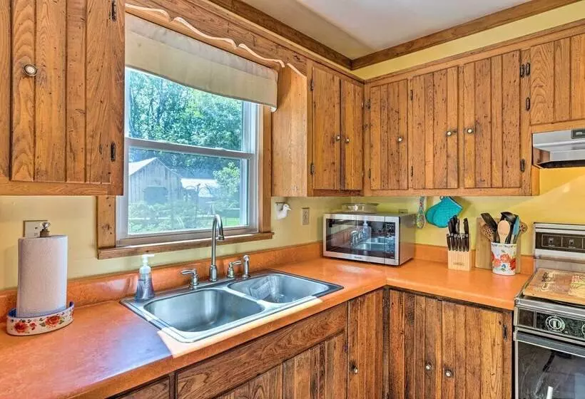 Charming Cottage < 10 Mi To Wineries & Skiing!